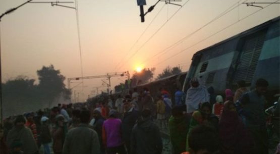 Indian train derails killing six